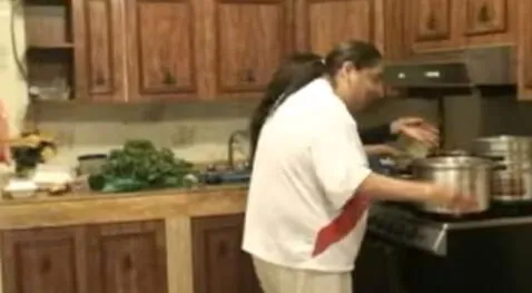 Tongo en la cocina de su casa junto con su esposa. Foto: archivo   
