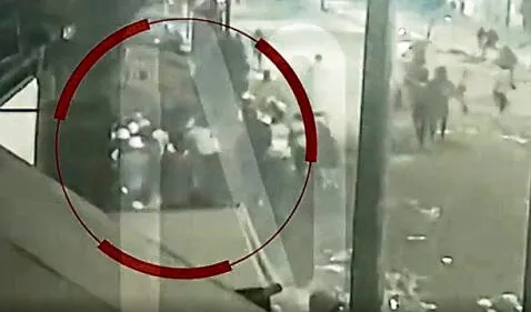 Al rescate. Los brigadistas al observar que el cartucho de lacrimógena impactó en una persona, le dan los primeros auxilios en la calle. Foto: difusión Al rescate. Los brigadistas al observar que el cartucho de lacrimógena impactó en una persona, le dan los primeros auxilios en la calle. Foto: difusión