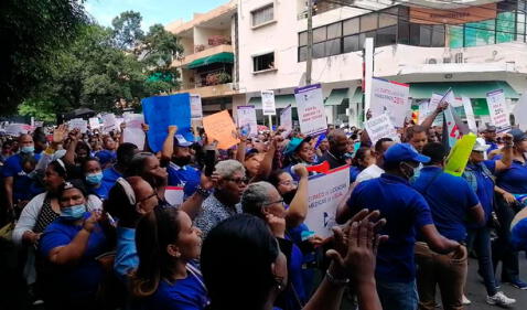 Los gremios sindicales advierten de agitación social si no se aprueba el aumento salarial. Foto: El Nuevo Diario   