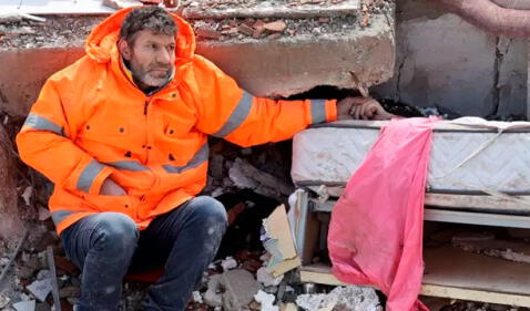 Terremoto en Turquía: padre se niega a soltar la mano de su hija muerta bajo escombros 63e3f4a2a9715b42bd0f8d5d