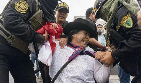 Detención. Sin motivo, cinco efectivos policiales la detuvieron y arrebataron la bandera. Foto: Luis Javier Maguiña/La República 