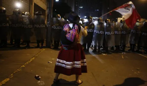 Ataviada con su pollera huancapina y una bandera, Aida Aroni Chillcce. Foto: La República   