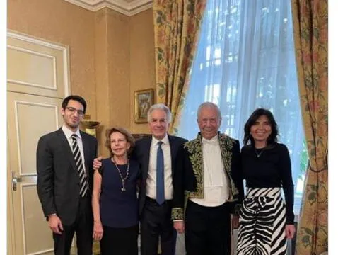   Mario Vargas Llosa together with his son Álvaro and his ex-wife Patricia Llosa.  Photo: Twitter 