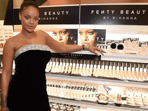  Rihanna ha conseguido recaudar elevadas sumas de dinero gracias a sus empresas de artículos de belleza. Foto: AFP    