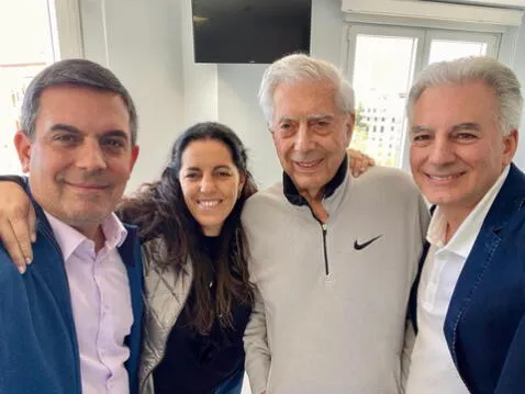 Mario Vargas Llosa y sus hijos. Foto: Google   