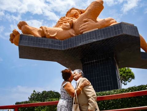 Pareja besándose en el Parque del Amor ubicado en Miraflores. Foto: Andina  