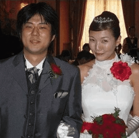 Eiichiro Oda y su esposa