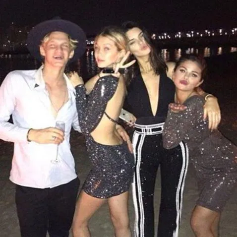  Selena Gomez viaja con las Jenner y Gigi a Dubai por Año Nuevo. Foto: @selenas4me/Twitter

        ” title=” Selena Gomez travels with the Jenners and Gigi to Dubai for New Years.  Photo: @selenas4me/Twitter

        ” height=”100%” width=”100%” loading=”lazy”/></div>
<div class=