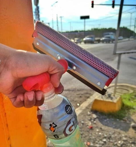 Joven que limpiaba parabrisas en las calles comparte su emoción al graduarse como ingeniero industrial