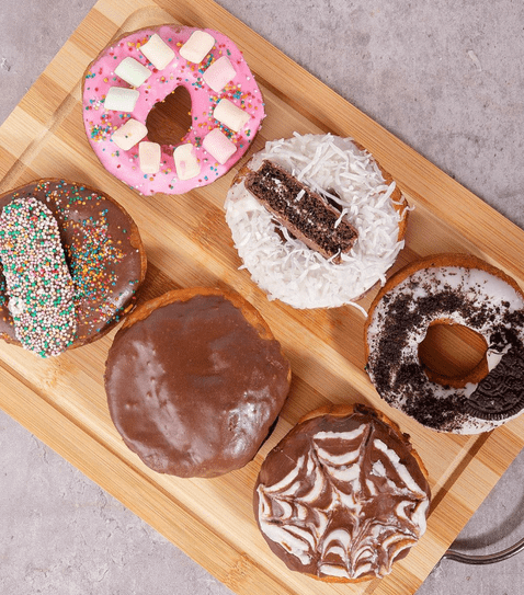 Peruano emprendió a sus casi 70 años y le hace la competencia a Dunkin Donuts con originales donas