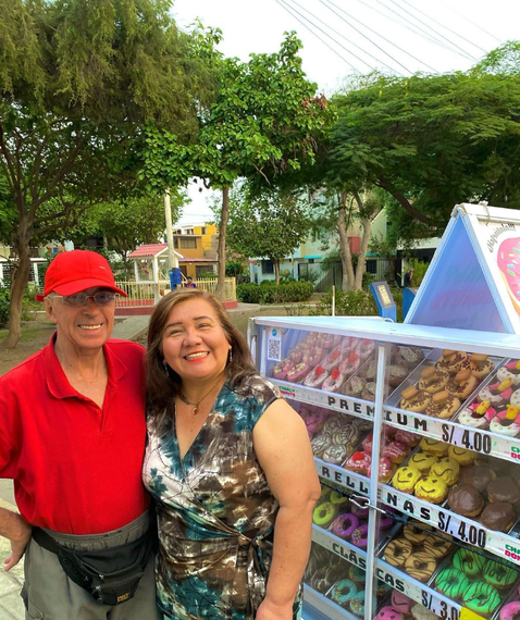 Peruano emprendió a sus casi 70 años y le hace la competencia a Dunkin Donuts con originales donas