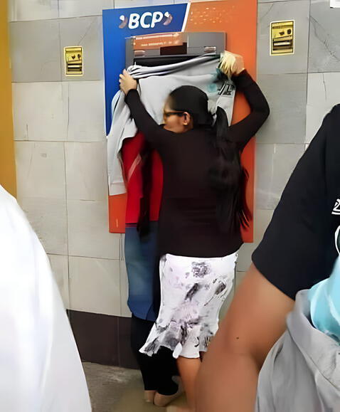 Joven va al cajero a retirar dinero y su madre se vuelve viral por curiosa medida de seguridad