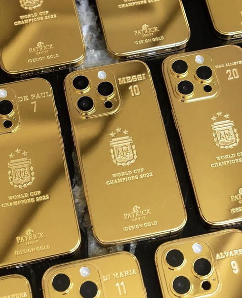 Iphones de Messi para sus compaÃ±eros. Foto: Ben Lyons   