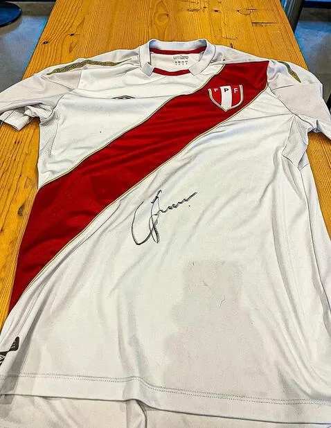 Sonne firmó camiseta de la selección peruana. Foto: Instagram.   