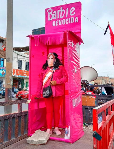 Peruano sorprende al disfrazarse de peculiar Barbie para protestar contra gobierno de Dina Boluarte