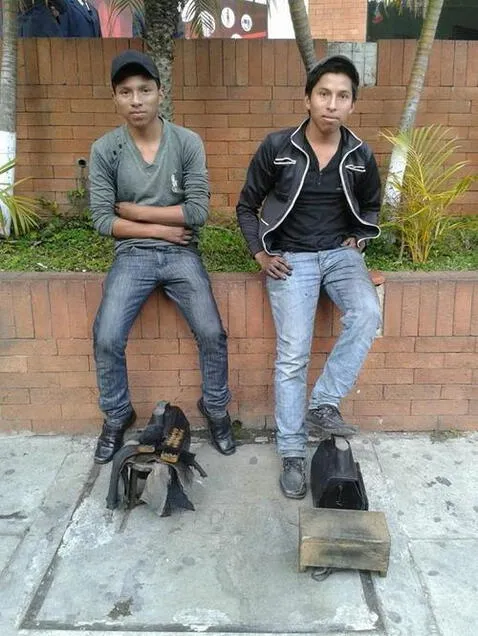 Hermanos que trabajaron como lustrabotas se graduaron y ahora son dueños de una cadena de farmacias