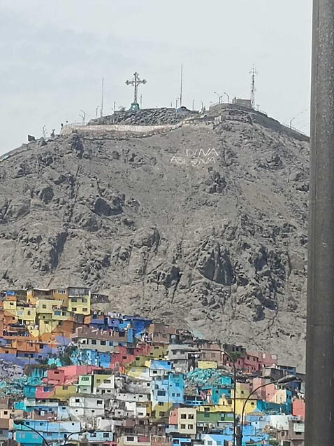 Frase contra la presidenta Boluarte escrita en cerro San Cristóbal capta la atención de ciudadanos