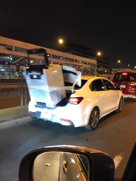 Hombre lleva lavadora en la maletera de un taxi y se hace viral: 