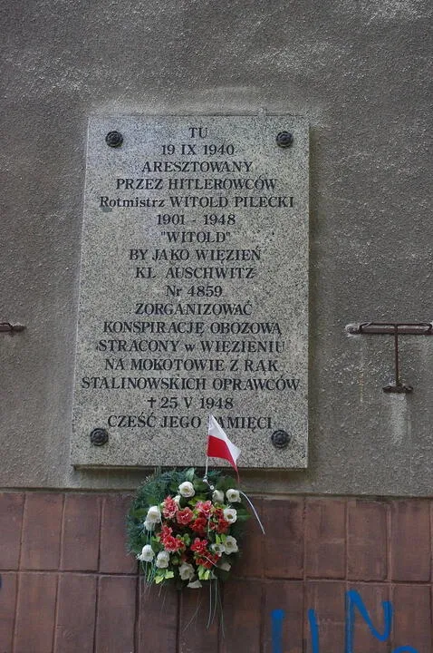 Placa conmemorativa ubicada en Varsovia. Foto: Archive of the Auschwitz-Birkenau State Museum   