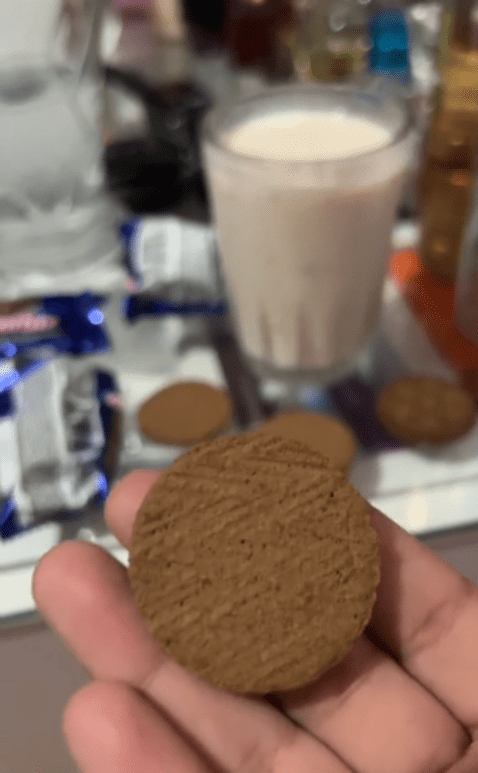 La joven no podía creer que su galleta no tenía relleno. Foto: TikTok   