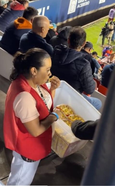 Mujer comía la canchita que vendía. Foto: captura de TikTok.   