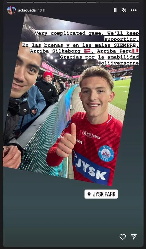 Sonne junto con el hincha peruano en el estadio del Silkeborg. Foto: Instagram.   