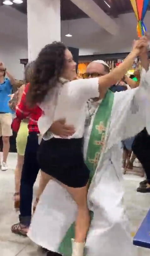  Sacerdote baila con joven feligresa. Foto: captura de TikTok<br><br>    