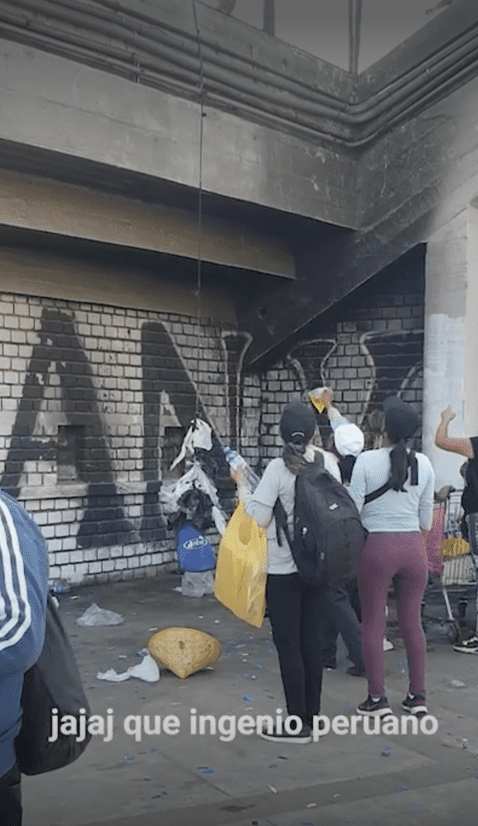 Hinchas de Alianza Lima usan soga para comprar a vendedoras desde tribuna de Matute: “Ingenio peruano” - viral TikTok peruano