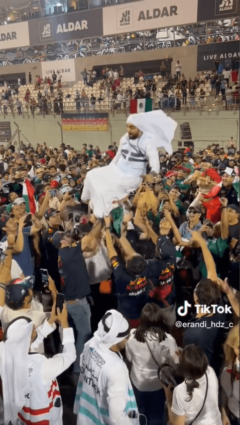 Hinchas mexicanos hacen 'volar' a ciudadano catarí y video se vuelve viral: 