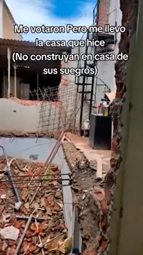 <em>Joven destruye la construcción en la casa de sus exsuegros. Foto: captura de TikTok</em>   