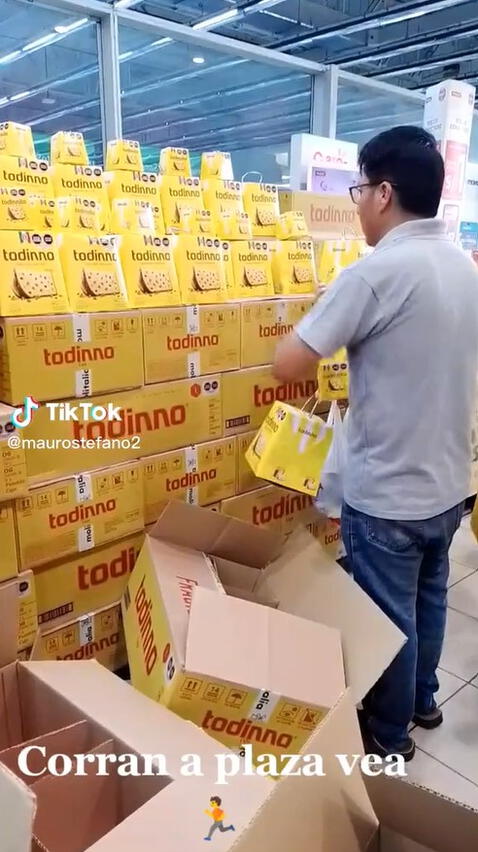 Peruanos asombran al comprar una gran cantidad de panetones en remate: “Ni regalado”