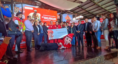 Caja Huancayo apoya a bomberos con importante donativo