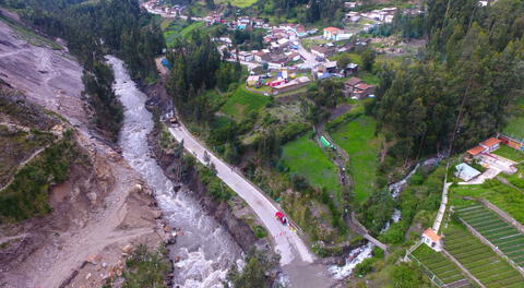Áncash: Recuperan tramo de carretera que colapsó por crecida del río Mosna