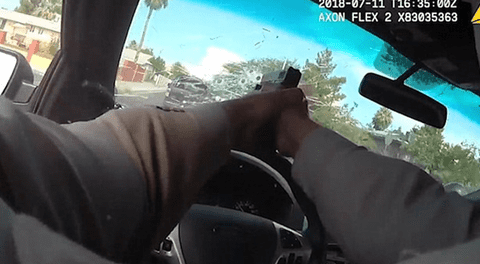 YouTube: policía dispara a través de parabrisas y asesina al ladrón  [VIDEO]