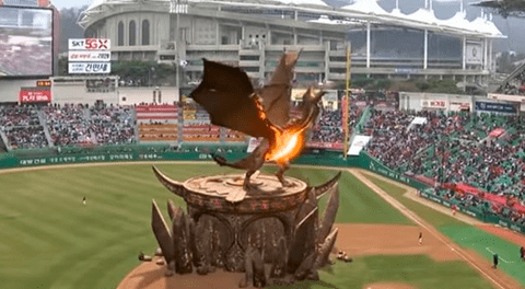 Game of Thrones: Dragón aparece en pleno juego de béisbol [VIDEO]