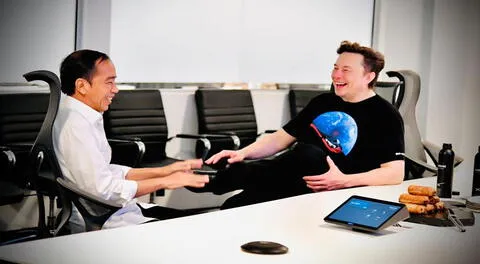Elon Musk utiliza pieza de su nave espacial Starship como plato para sus bocaditos