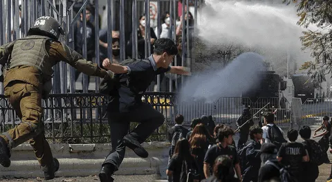 Tensión en Chile: se reportan enfrentamientos entre estudiantes y militares en el centro de Santiago