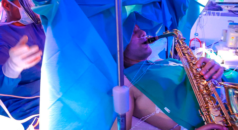 Un hombre tocó el saxofón por 9 horas mientras le extirpaban un tumor del cerebro