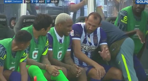 Hernán Barcos le explica su lesión a Farfán y hace gestos de cómo se movió su rodilla  