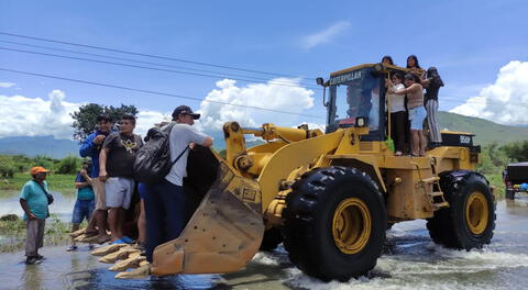 ¡Colgados en maquinaria! Ciudadanos arriesgan sus vidas para llegar a sus destinos en Chiclayo