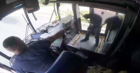 Conductor y pasajero desatan balacera en autobús en movimiento en EE. UU.