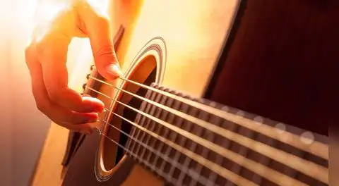 ¿Qué dice la letra de 'Cuando llora mi guitarra', de Augusto Polo Campos, y cuál es su significado?
