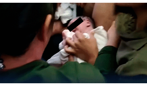 Mujer inicia labor de parto en pleno vuelo de avión y pasajeros se unen para recibir a la bebé