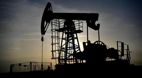Petróleo global cae por incremento de la oferta de OPEP y recorte de precios de Arabia Saudí
