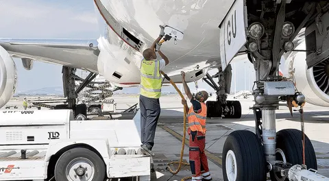Dictan medidas por escasez de combustible para avión