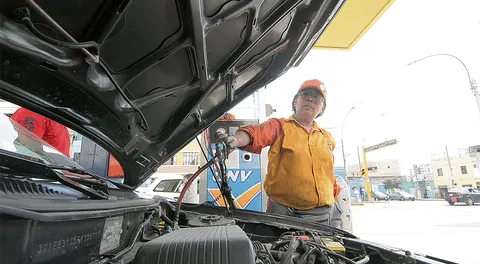 Ambigüedades arancelarias retrasan conversión y venta de autos a gas natural, según talleres