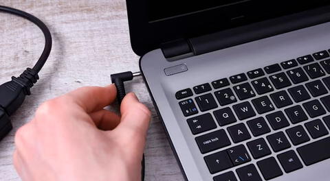 ¿Por qué deberías desenchufar tu laptop del tomacorriente cuando la batería está cargada?