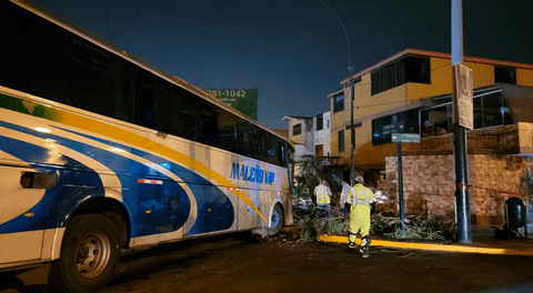 Surco: bus interprovincial con 40 pasajeros impacta contra una vivienda