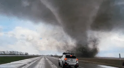Captan instante en el que un devastador tornado en Nebraska va arrasando con todo a su paso