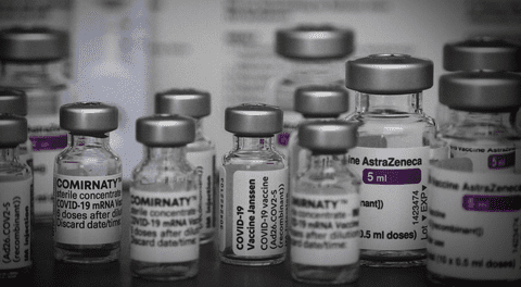 AstraZeneca admite que su vacuna contra COVID-19 puede causar trombosis